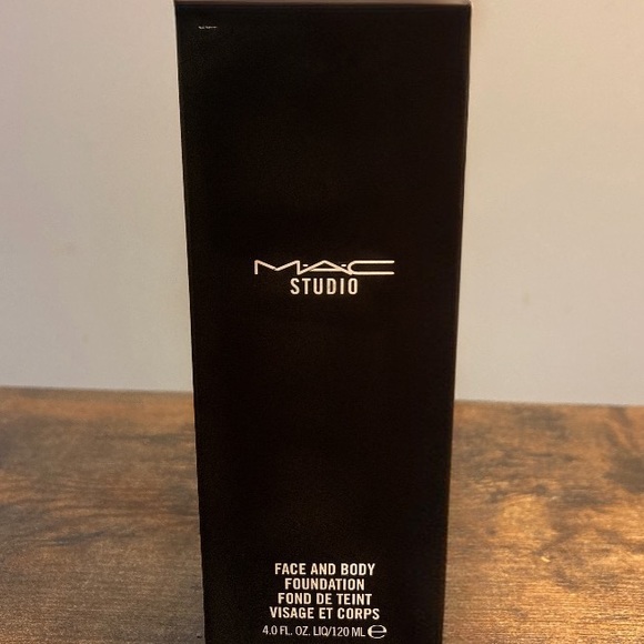 MAC Jumbo Studio Radiance Face and Body Radiant Sheer Foundation N1 - Picture 2 of 4